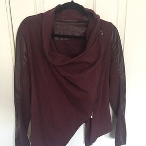 Stylish wraparound jacket with leather sleeves